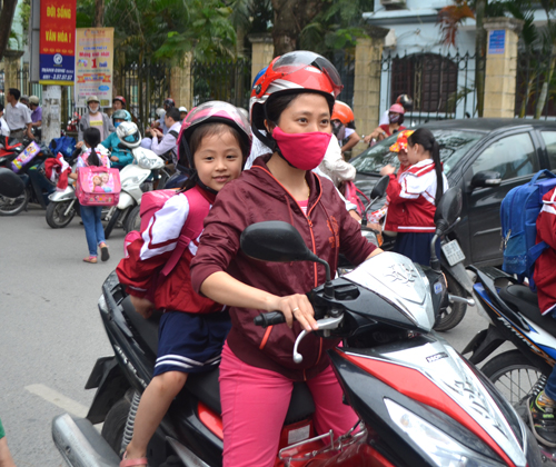 Đưa đón học sinh đi học bằng xe máy-xeduadonhocsinh.com